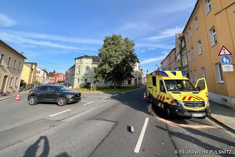 Pkw mit Rettungswagen kollidiert - Bischofswerdaer Straße